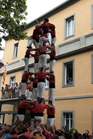 Actuació castellera davant de l'Ajuntament de Salt durant la festa major