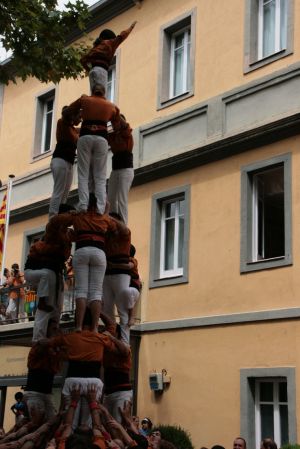 Actuació castellera davant de l'Ajuntament de Salt durant la festa major