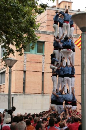 Actuació castellera davant de l'Ajuntament de Salt durant la festa major