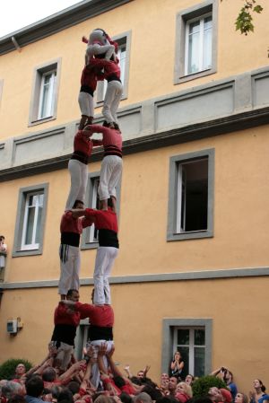 Actuació castellera davant de l'Ajuntament de Salt durant la festa major