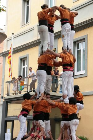 Actuació castellera davant de l'Ajuntament de Salt durant la festa major