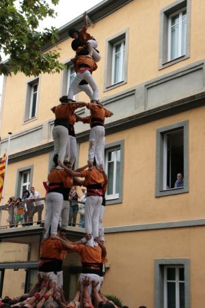 Actuació castellera davant de l'Ajuntament de Salt durant la festa major