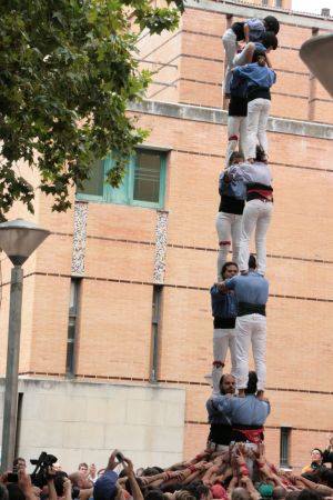 Actuació castellera davant de l'Ajuntament de Salt durant la festa major