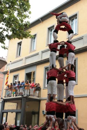 Actuació castellera davant de l'Ajuntament de Salt durant la festa major
