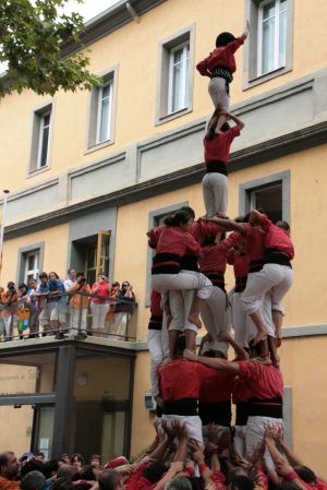 Actuació castellera davant de l'Ajuntament de Salt durant la festa major