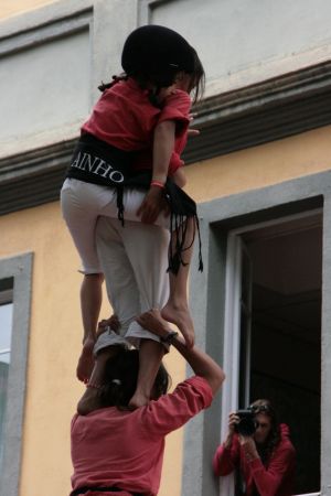 Actuació castellera davant de l'Ajuntament de Salt durant la festa major