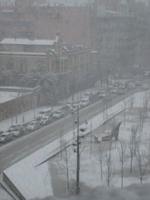 Aspecte de la Gran Via de Girona plena de neu