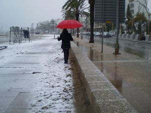 El passeig marítim de Roses també ha quedat enfarinat