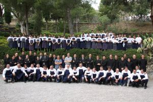 Tot l'equip actual del restaurant en una foto de família amb la resta de xefs convidats a celebrar el darrer dia del Bulli.