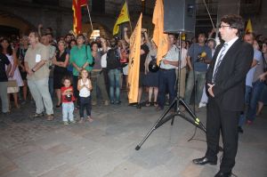 L'alcalde de Girona, Carles Puigdemont, cantant l'himne de Catalunya