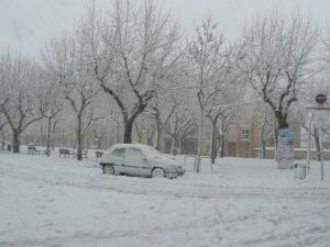 Plaça del Mercat de Cassà de la Selva plena de neu a les 16:00h del dilluns