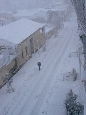 Vista del carrer Marina de Cassà de la Selva completament cobert per la neu