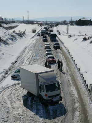 La C-65 va quedar intransitable per molts vehicles que van quedar atrapats a la neu