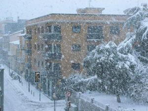 Un altre vista del carrer Marina de Cassà de la Selva completament cobert de neu