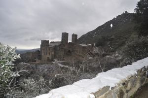La neu que ha caigut aquest matí ha emblanquinat el paisatge de la zona de Sant Pere de Rodes