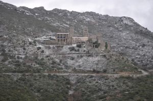 La neu que ha caigut aquest matí ha emblanquinat el paisatge de la zona de Sant Pere de Rodes