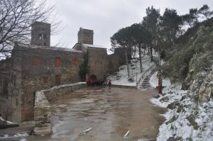 La neu que ha caigut aquest matí ha emblanquinat el paisatge de la zona de Sant Pere de Rodes