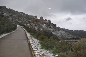 La neu que ha caigut aquest matí ha emblanquinat el paisatge de la zona de Sant Pere de Rodes