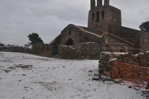 La neu que ha caigut aquest matí ha emblanquinat el paisatge de la zona de Sant Pere de Rodes