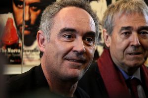 Ferran Adrià, aquest dimarts, al costat del comissari de l'exposició, Sebastià Serrano