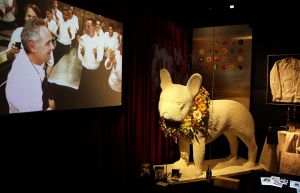 A l'interior de l'exposició s'hi pot veure la rèplica del gos 'bulli' de merenga, que el pastisser Christian Escribà va fer per Adrià amb motiu del tancament del restaurant