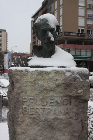 Estàtua de Prudenci Bertrana a Girona coberta de neu