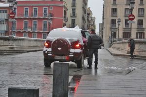 Vehicle cobert de neu al centre de Girona