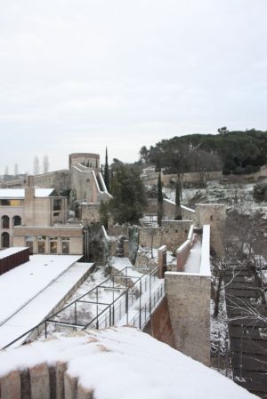 La muralla de Girona s'ha despertat coberta d'una fina capa de neu