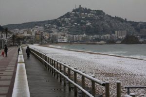 La platja de Blanes, enfarinada a primera hora d'aquest matí