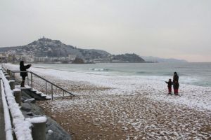 Alguns veïns han aprofitat per fer-se fotos en una imatge poc habitual en el litoral català