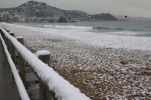 La platja de s'Abanell, coberta per la neu