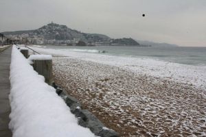 La platja de s'Abanell, coberta per la neu, a primera hora del matí