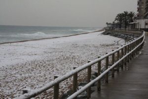La platja de s'Abanell, coberta per la neu