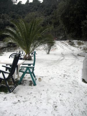 Els veïns d'aquesta casa situada a Adri, un veinat de Canet d'Adri, no han pogut retirar el cotxe a causa de la neu