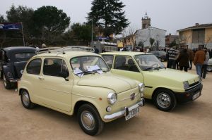 Un escarbat aparcat amb altres vehicles dins la concentració que va tenir lloc a la Fira de l'Embotit