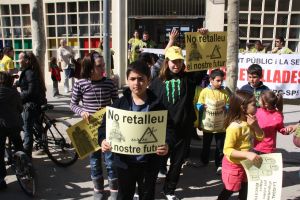 300 alumnes, pares i professors dels diferents centres educatius de Maçanet de la Selva han sortit al carrer per protestar contra les retallades