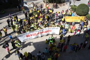 300 alumnes, pares i professors dels diferents centres educatius de Maçanet de la Selva han sortit al carrer per protestar contra les retallades