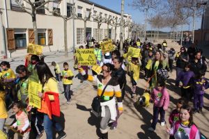 300 alumnes, pares i professors dels diferents centres educatius de Maçanet de la Selva han sortit al carrer per protestar contra les retallades