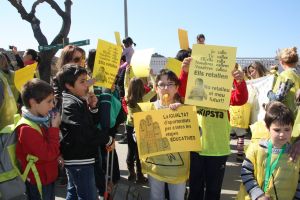 300 alumnes, pares i professors dels diferents centres educatius de Maçanet de la Selva han sortit al carrer per protestar contra les retallades