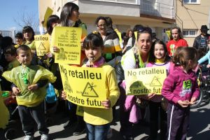 300 alumnes, pares i professors dels diferents centres educatius de Maçanet de la Selva han sortit al carrer per protestar contra les retallades