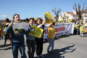 300 alumnes, pares i professors dels diferents centres educatius de Maçanet de la Selva han sortit al carrer per protestar contra les retallades