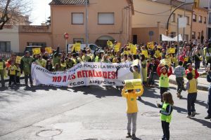 300 alumnes, pares i professors dels diferents centres educatius de Maçanet de la Selva han sortit al carrer per protestar contra les retallades