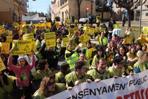 300 alumnes, pares i professors dels diferents centres educatius de Maçanet de la Selva han sortit al carrer per protestar contra les retallades