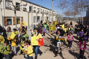 300 alumnes, pares i professors dels diferents centres educatius de Maçanet de la Selva han sortit al carrer per protestar contra les retallades