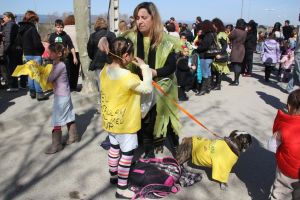 300 alumnes, pares i professors dels diferents centres educatius de Maçanet de la Selva han sortit al carrer per protestar contra les retallades