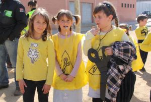 300 alumnes, pares i professors dels diferents centres educatius de Maçanet de la Selva han sortit al carrer per protestar contra les retallades