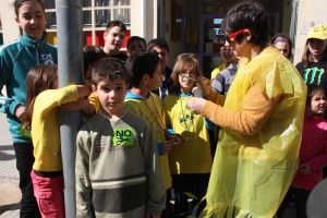 300 alumnes, pares i professors dels diferents centres educatius de Maçanet de la Selva han sortit al carrer per protestar contra les retallades