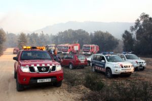 Mossos d'Esquadra i Bombers de la Generalitat treballant en el foc de Santa Cristina d'Aro