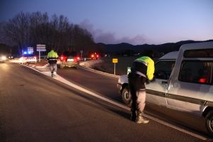 La policia ha tallat el trànsit i no deixa accedir vehicles a les urbanitzacions de Selva Brava i Font Bona.