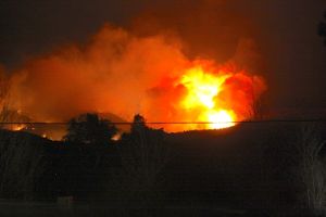 Els bombers han seguit treballant de nit al foc del Baix Empordà